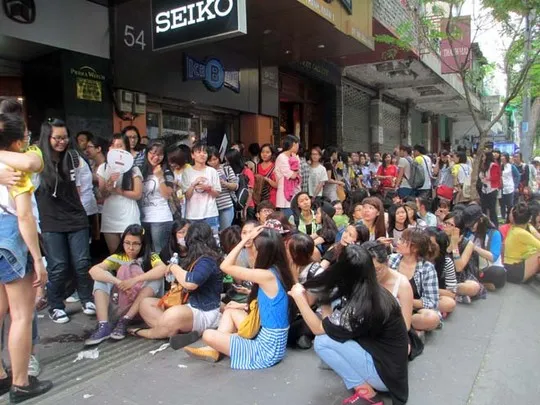 17 giờ cùng ngày, số người xếp hàng vẫn còn rất nhiều dù không có phiếu thứ tự để được vào