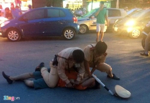 CSGT khống chế tài xế say xỉn giữa Hà Nội ảnh 1