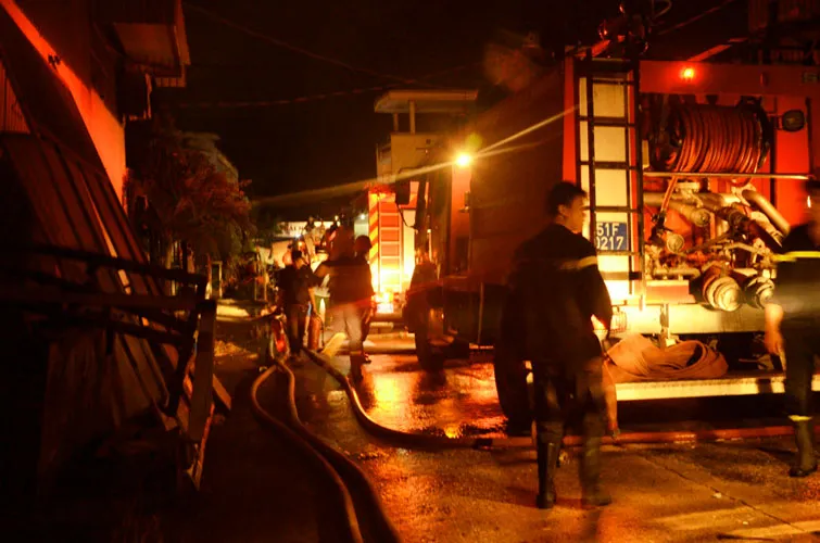 Bất lực nhìn lửa bao trùm công ty gỗ rộng hàng ngàn mét vuông ảnh 2