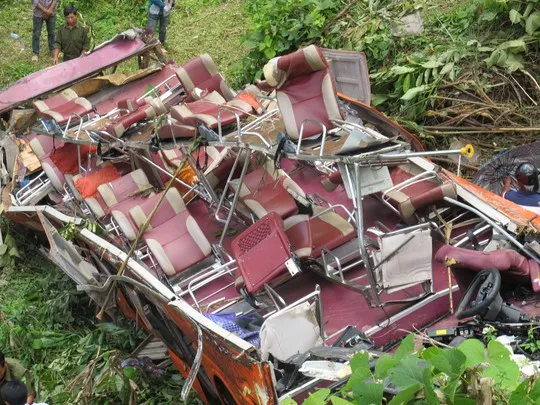 Bên trong chiếc xe đã bị mất nóc