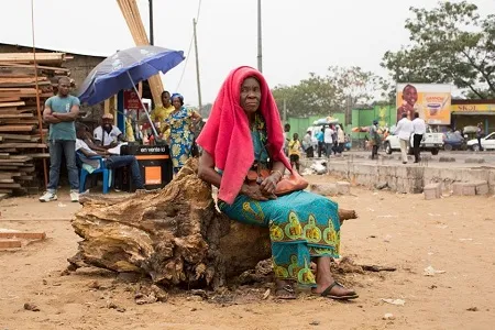 “Cậu hỏi tôi quá nhiều câu hỏi rồi đấy”. (Ảnh chụp tại thành phố Nairobi, Kenya).