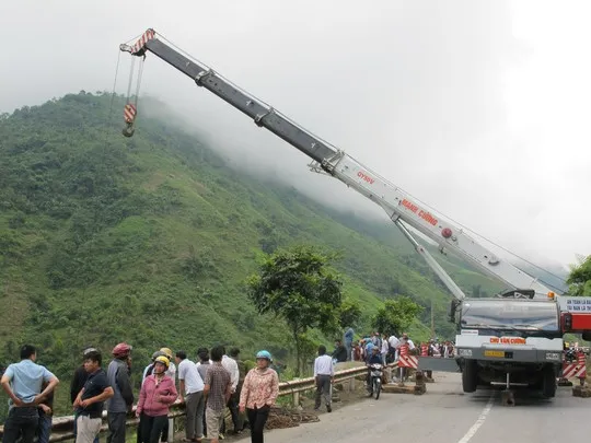 Xe cẩu lên trên đường