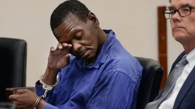 Ông Henry McCollum gạt nước mắt sau khi nghe tòa án ra phán quyết khẳng định sự vô tội của ông và em trai Leon Brown Ảnh: NYT Ông Henry McCollum gạt nước mắt sau khi nghe tòa án ra phán quyết khẳng định sự vô tội của ông và em trai Leon Brown Ảnh: NYT