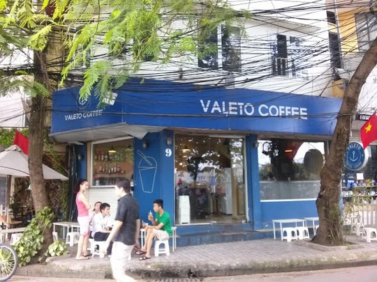 Quán cà phê nơi anh T. đã ngồi suốt mấy tiếng trước khi xuống hồ tự tử