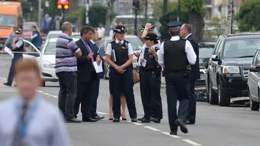 Khoảng 20 xe cảnh sát được điều tới khu vực Edmonton, phía Bắc London - Anh. Ảnh: Mirror