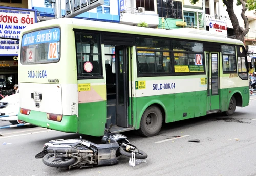 Hiện trường vụ một phụ nữ bị xe buýt cán nát chân. Ảnh:An Nhơn xe-buyt-3461-1410429388.jpg