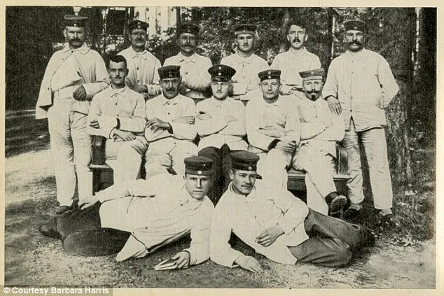 Phát hiện những bức ảnh cực hiếm về Hitler khi còn trẻ ảnh 1