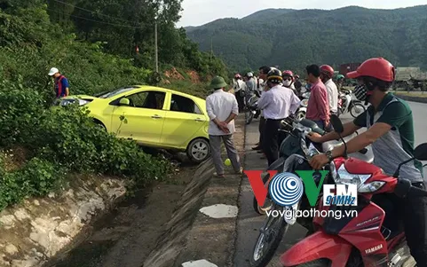 Đứng chờ chồng đi vệ sinh bên đường, vợ bị ô tô tông nguy kịch ảnh 1