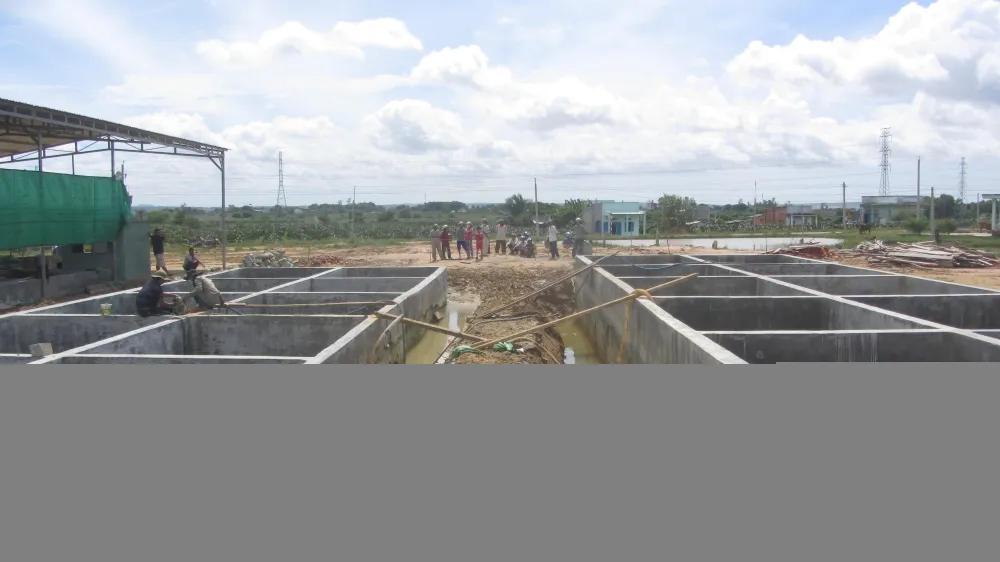 Hồ bên phải được cho là nổi lên so với bên trái