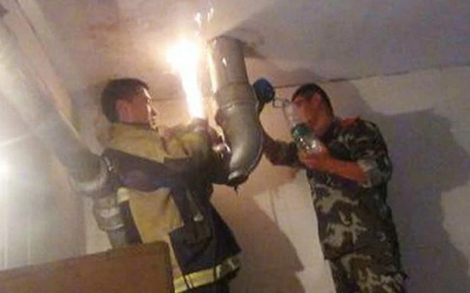 Kỳ công giải cứu bé sơ sinh bị mẹ bỏ rơi trong ống thoát nước ảnh 2