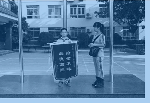 Cậu bé nhặt được 140 triệu đồng, kiên quyết đứng đợi trả lại người đánh mất ảnh 1