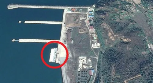 Ảnh từ Google map cho thấy khách sạn nổi này vẫn nằm im trên bến cảng Changjon. KS-3-9303-1411533451.jpg