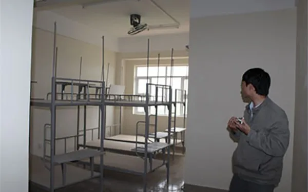 Phòng ở của sinh viên trong khu KTX hầu hết là bỏ trống.