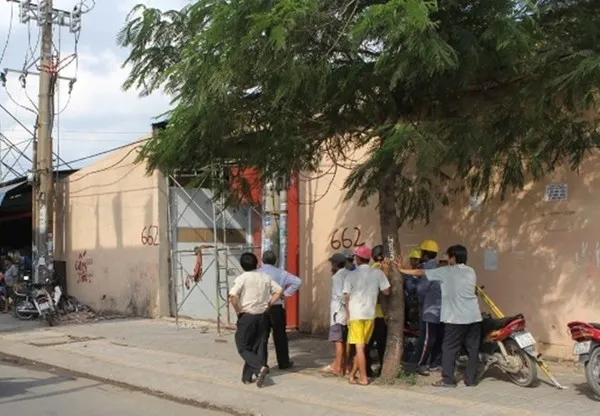 Người đàn ông bỗng bốc cháy khi đang sửa mái tôn ảnh 1 Người đàn ông bỗng bốc cháy khi đang sửa mái tôn ảnh 1