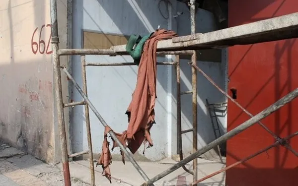 Người đàn ông bỗng bốc cháy khi đang sửa mái tôn ảnh 2 Người đàn ông bỗng bốc cháy khi đang sửa mái tôn ảnh 2