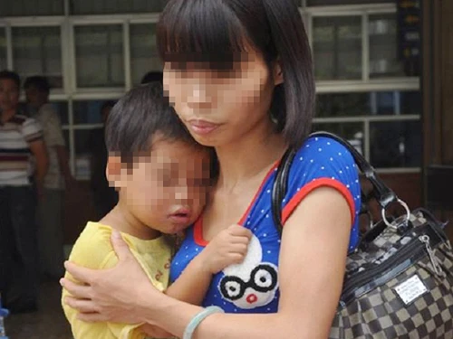 Bé N.K.L. vẫn rất sợ hãi khi gặp người lạ. Ảnh do bác sĩ cung cấp