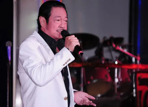 Mở đầu chương trình, nam diễn viên trình bày các ca khúc nổi tiếng ở đầu thập niên 1970 trong đó có nhạc phẩm “Đời tôi chỉ yêu một người” của nhạc sĩ Huỳnh Anh. Cùng chất giọng trầm ấm, ông nhận được sự cổ vũ nồng nhiệt của khán giả. Các bài "Đời tôi chỉ yêu một người", "Thu hát cho người", "Buồn ơi chào mi"... lần lượt được ông thể hiện. 2-6575-1412471209.jpg