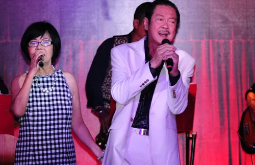 Đôi vợ chồng nghệ sĩ chia sẻ, cuộc sống có quá nhiều biến đổi khi Chánh Tín lần lượt lấn sân sang điện ảnh, kịch nghệ còn vợ ông thì tạm lui về “hậu trường” để làm tròn bổn phận, thiên chức của một người mẹ, người vợ trong gia đình. Theo thời gian, sân khấu ca nhạc Sài Gòn không còn cặp song ca "Bích Trâm - Chánh Tín". 3-2811-1412471209.jpg