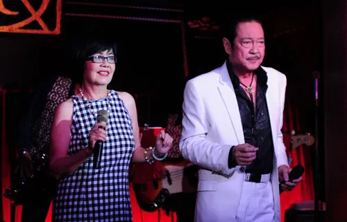 Trong không gian ấm cúng của phòng trà, họ sống lại với kỷ niệm ngày xưa khi chung đôi trên sân khấu. 4-8031-1412471209.jpg