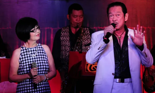 Cả hai hát bài "Tuyết rơi" và "Em không nên ghen". 5-1733-1412471209.jpg