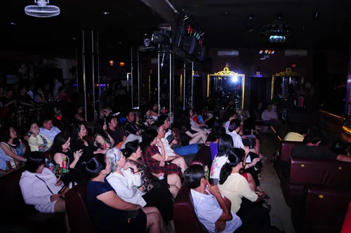 Khán giả đến với đêm nhạc của Chánh Tín và Bích Trâm ở đủ mọi lứa tuổi. Một người hâm mộ cho biết: "Tôi đã xem tin tức trên báo và biết nghệ sĩ Chánh Tín có dịp trở lại với ca hát sau bao biến cố xảy ra. Dù nhà tôi có xa cách mấy cũng phải đến ủng hộ ông cho bằng được". Chính tình cảm yêu mến của mọi người đã làm cho hai nhân vật chính cảm động và hát hết mình. Khán giả đến với đêm nhạc của Chánh Tín và Bích Trâm ở đủ mọi lứa tuổi. Nhiều người hâm mộ cho biết họ đã xem tin tức trên báo và biết nghệ sĩ Chánh Tín có dịp trở lại với ca hát sau bao biến cố xảy ra, dù nhà có xa cách mấy cũng phải đến ủng hộ ông cho bằng được. Chính tình cảm yêu mến của khán giả đã làm cho hai nhân vật chính của chương trình vô cùng cảm động, bằng hết sức mình, Chánh Tín và Bích Trâm đã khiến những ai từng yêu mến phải vỡ òa cảm xúc bởi được nghe lại những bài hát vô cùng quen thuộc từng gắn bó một thời với tên tuổi hai nghệ sĩ.