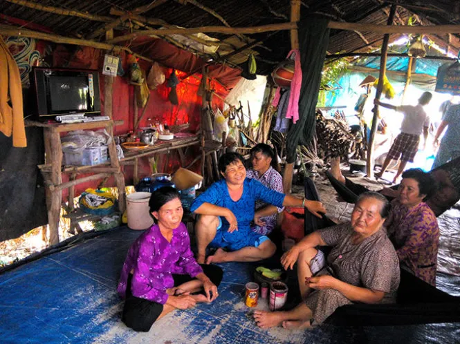 Những người dân vừa thắng kiện UBND huyện Tân Trụ trong căn chòi giữ đất ở giữa đồng ruộng - Ảnh: Sơn Lâm Những người dân vừa thắng kiện UBND huyện Tân Trụ trong căn chòi giữ đất ở giữa đồng ruộng - Ảnh: Sơn Lâm