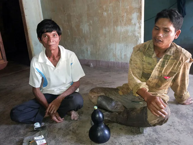 A Yer (trái) và con trai là Hoạt rầu rĩ vì bị gia đình A Clum phạt vạ - Ảnh: T.B.D. A Yer (trái) và con trai là Hoạt rầu rĩ vì bị gia đình A Clum phạt vạ - Ảnh: T.B.D.