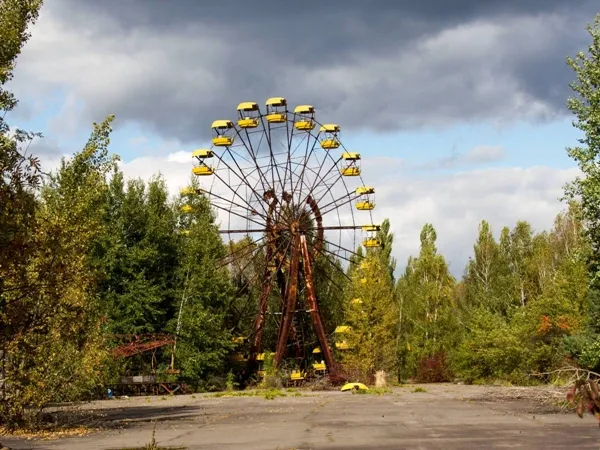 Hơn 28 năm sau ngày đen tối 26/4/1986, công viên giải trí Pripyat đã xuống cấp nghiêm trọng: vòng quay rỉ sét, cỏ dại mọc um tùm chen đầy lối đi. Hơn 28 năm sau ngày đen tối 26/4/1986, công viên giải trí Pripyat đã xuống cấp nghiêm trọng: vòng quay rỉ sét, cỏ dại mọc um tùm chen đầy lối đi.