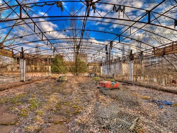 Mái che của khu trò chơi xe điện chỉ còn trơ lại phần khung mục nát. Mái che của khu trò chơi xe điện chỉ còn trơ lại phần khung mục nát.