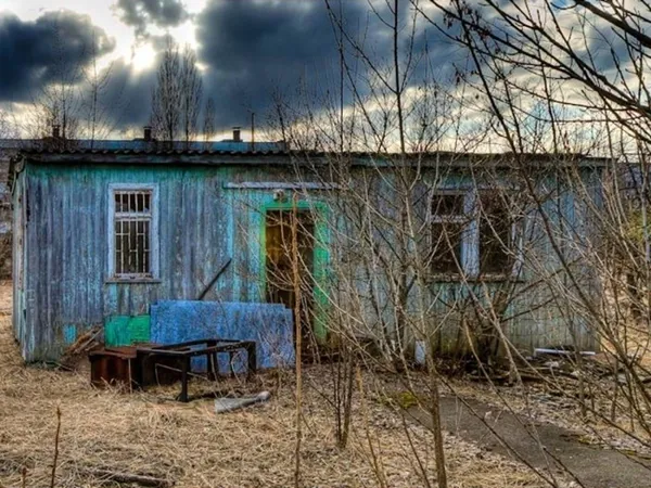Một ngôi nhà hoang khiến người ta có cảm giác ma quái, ghê rợn. Cây cối xung quanh phần nhiều cũng chết khô vì nhiễm chất phóng xạ. Một ngôi nhà hoang khiến người ta có cảm giác ma quái, ghê rợn. Cây cối xung quanh phần nhiều cũng chết khô vì nhiễm chất phóng xạ.