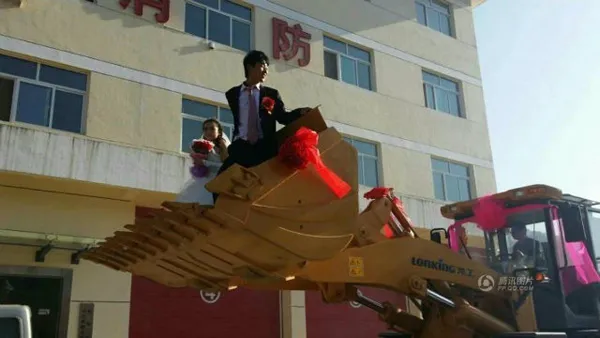 Độc: Rước dâu bằng dàn xe ủi ảnh 1 Độc: Rước dâu bằng dàn xe ủi ảnh 1