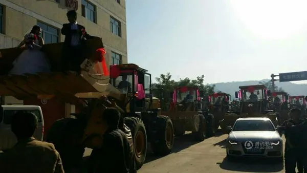 Độc: Rước dâu bằng dàn xe ủi ảnh 2 Độc: Rước dâu bằng dàn xe ủi ảnh 2