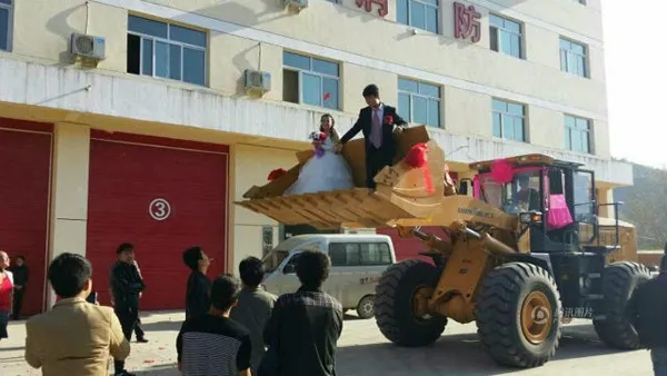 Độc: Rước dâu bằng dàn xe ủi ảnh 4 Độc: Rước dâu bằng dàn xe ủi ảnh 4