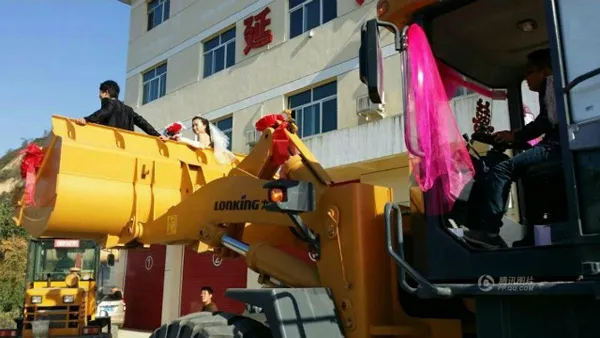Độc: Rước dâu bằng dàn xe ủi ảnh 5 Độc: Rước dâu bằng dàn xe ủi ảnh 5