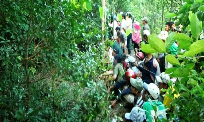 Người dân kéo đến hiện trường khi phát hiện thi thể Kim Tuyến vào ngày 5-10 - Ảnh: Nguyễn Nam Người dân kéo đến hiện trường khi phát hiện thi thể Kim Tuyến vào ngày 5-10 - Ảnh: Nguyễn Nam