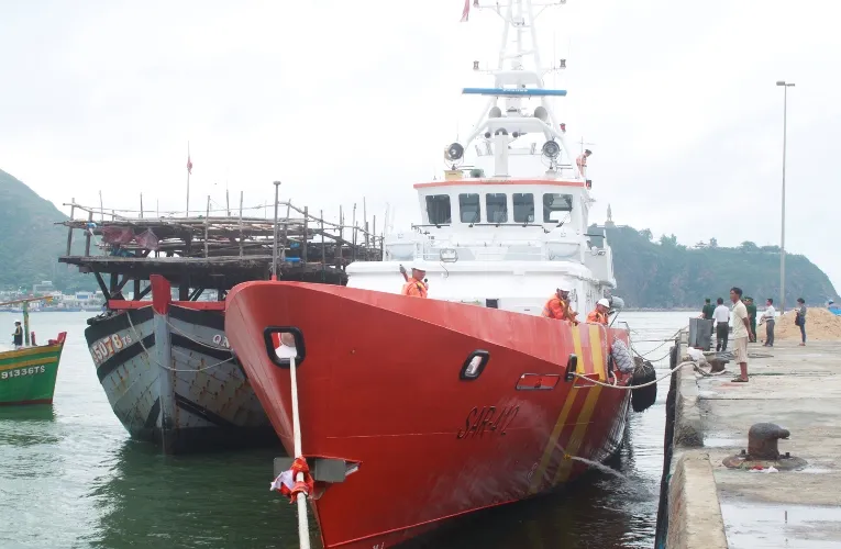 Tàu cá bị nạn, 34 ngư dân được cứu thoát ảnh 1 Tàu cá bị nạn, 34 ngư dân được cứu thoát ảnh 1