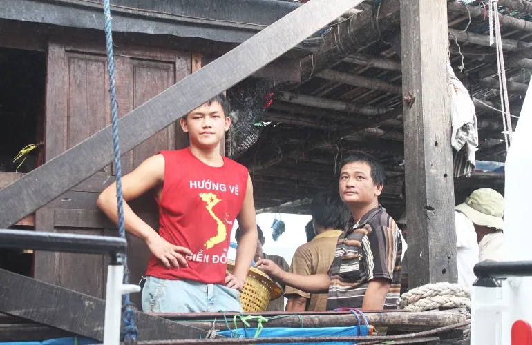 Tàu cá bị nạn, 34 ngư dân được cứu thoát ảnh 2 Tàu cá bị nạn, 34 ngư dân được cứu thoát ảnh 2