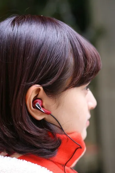 Đeo tai nghe khi chạy xe có bị phạt? ảnh 1 Đeo tai nghe khi chạy xe có bị phạt? ảnh 1