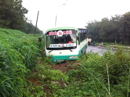 Xe buýt sau va chạm với xe ben đã văng xuống lề đường khiến 30 hành khách hoảng loạn.