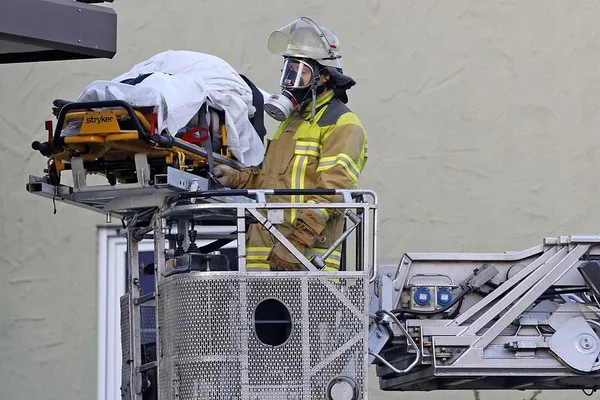 Phải đeo mặt nạ chống độc để... cứu người đàn ông 5 năm không tắm 1