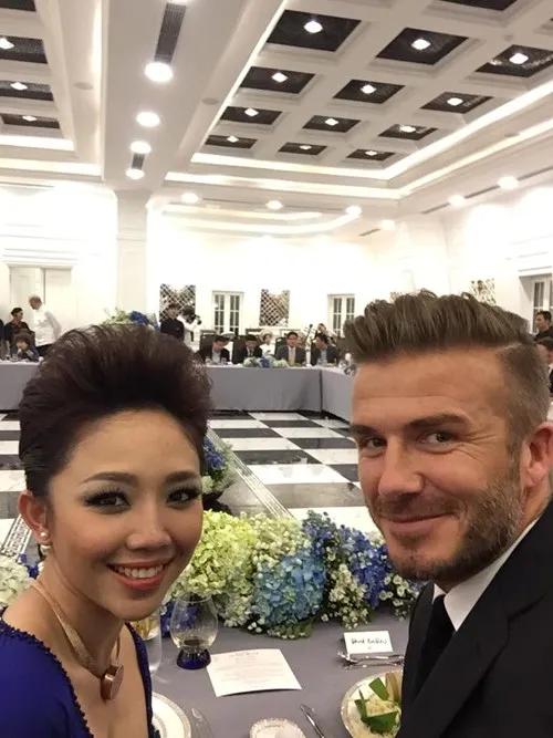 Beckham đánh lẻ chụp hình “tự sướng” với Tóc Tiên ảnh 2