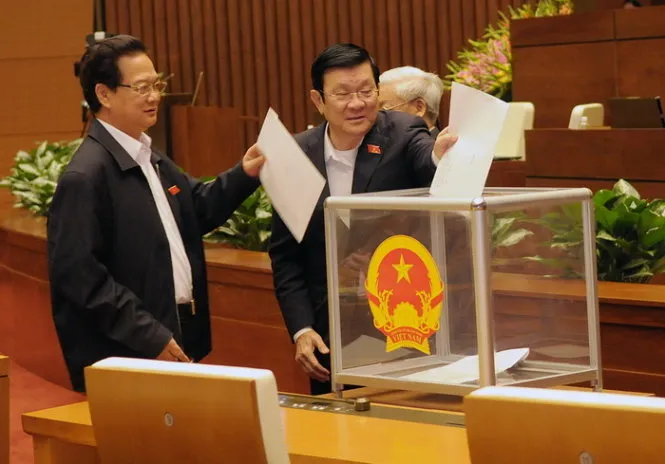 Thủ tướng Nguyễn Tấn Dũng và Chủ tịch nước Trương Tấn Sang bỏ phiếu tín nhiệm tại quốc hội sáng 15-11 - Ảnh: Việt Dũng