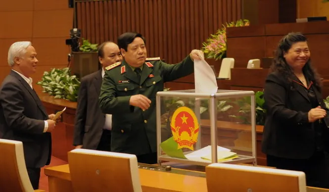 Bộ trưởng Quốc phòng Phùng Quang Thanh đang bỏ phiếu - Ảnh: Việt Dũng