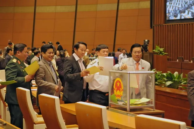 Bỏ phiếu tín nhiệm sáng 15-11 - Ảnh: Việt Dũng