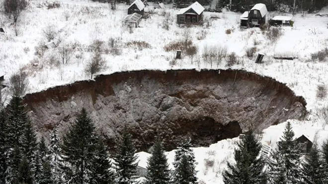 "Hố tử thần" xuất hiện ở Nga đe dọa nuốt chửng thị trấn ảnh 2 "Hố tử thần" xuất hiện ở Nga đe dọa nuốt chửng thị trấn ảnh 2