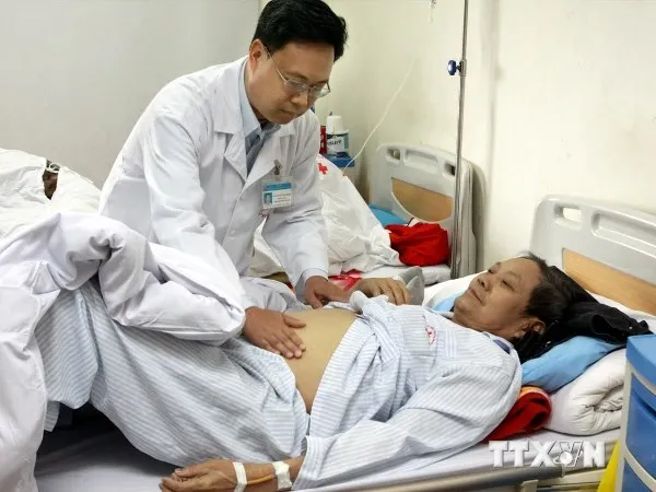 Năm triệu chứng chính cảnh báo bệnh ung thư đại trực tràng ảnh 1