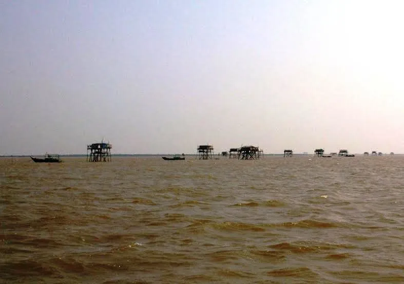 Hàng trăm chiếc chòi canh ngao của ngư dân lênh đênh trên biển cách đất liền hơn 2 hải lý