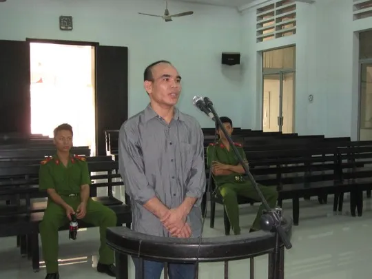 Mua ma túy cho...tôm ăn, bị phạt 10 năm tù ảnh 1 Bị cáo Tô Văn Hậu trước vành móng ngựa.