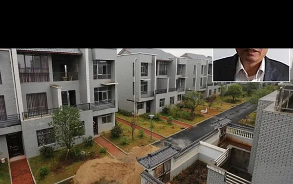 Ông Xiong Shuihua và những ngôi nhà mới xây tặng người làng.