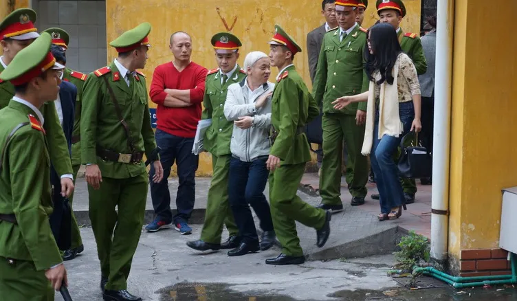 Vợ bầu Kiên khóc, chủ tọa liên tục an ủi ảnh 1